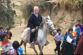Robert Prevost durante seus tempos de missionário em Chiclayo, no Peru
