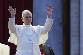Leão XIV durante vigília pela paz no Vaticano