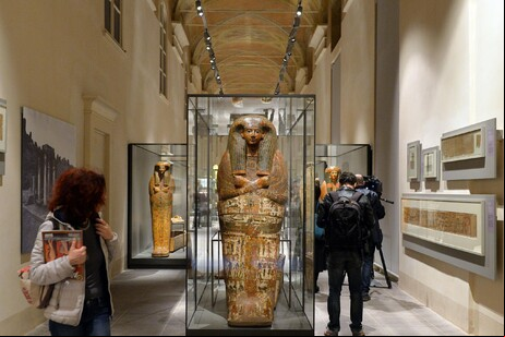 Sarcófagos de múmias em exposição no Museu Egípcio de Turim, na Itália