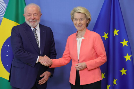 Lula e Von der Leyen durante um encontro em Bruxelas, na Bélgica, ocorrido em 2023