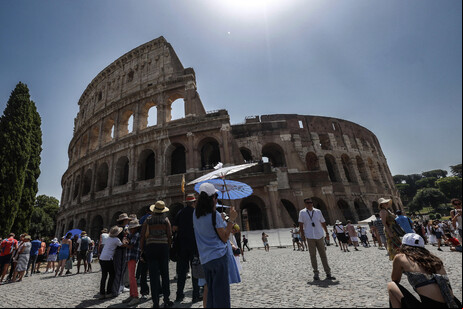 Vista externa do Coliseu de Roma, na Itália