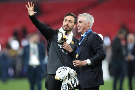Carlo Ancelotti com seu filho Davide, que será um dos auxiliares técnicos da seleção brasileira