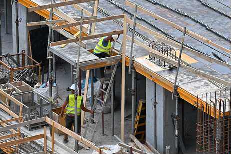 Trabalhadores da construção civil em canteiro de obras em Gênova, na Itália