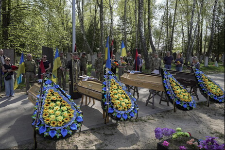 Velório de soldados ucranianos mortos em batalha em um cemitério Chernihiv