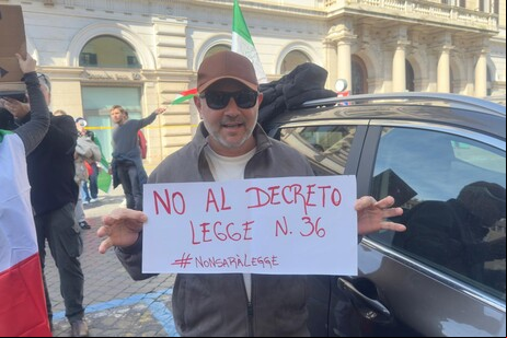 Participante de protesto diz 'não ao decreto-lei 36'