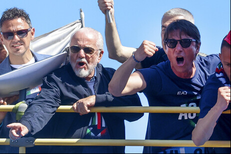 De Laurentiis e Conte celebrando o tetracampeonato italiano do Napoli