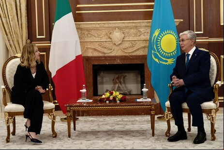 Meloni e Tokayev durante cúpula em Astana