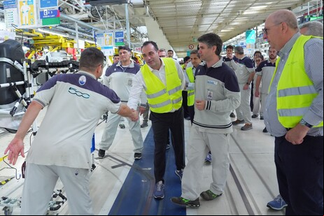 Antonio Filosa (ao centro) em visita à fábrica de Mirafiori