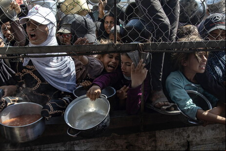 Distribuição de comida em Khan Younis, na Faixa de Gaza