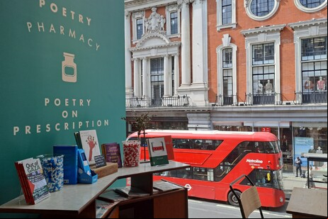 Poetry Pharmacy prescreve poesias para clientes