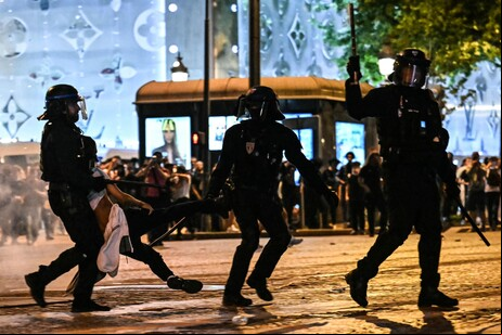 Polícia sa prende torcedor durante festa por título do PSG em Paris