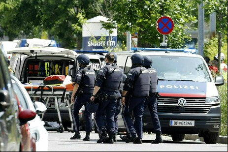 Policiais perto de local de tiroteio na Áustria