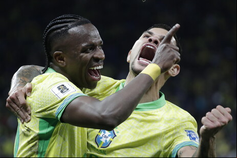 Vini Jr. e Rafinha celebram gol da vitória sobre Paraguai