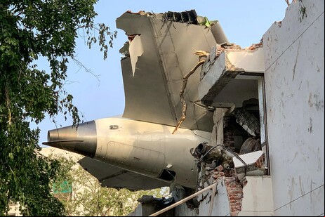 Cauda de avião da Air India ficou presa em edifício em Ahmedabad