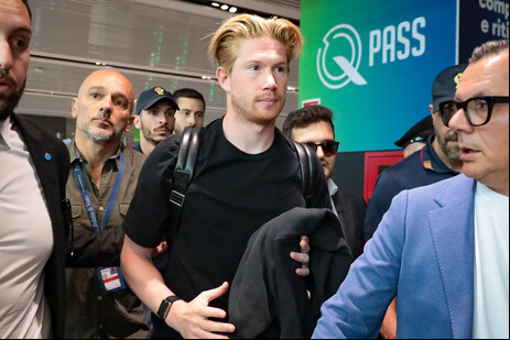 Kevin De Bruyne assinou um contrato válido por duas temporadas com o Napoli