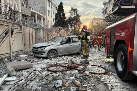 Destruição provocada por bombardeio israelense em Teerã