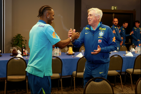 Vini Jr. cumprimenta Ancelotti em apresentação na seleção