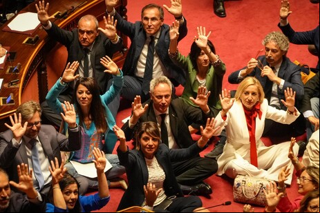 Protesto da oposição no Senado contra decreto de segurança do governo Meloni