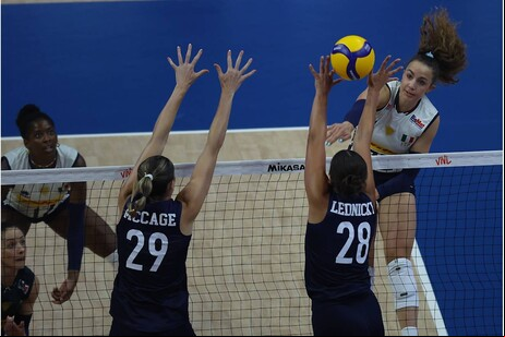 Seleção feminina fez 3 sets a 0 em cima das americanas
