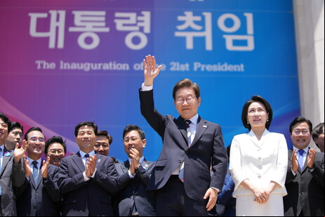 Lee Jae-myung tomou posse como presidente na Coreia do Sul