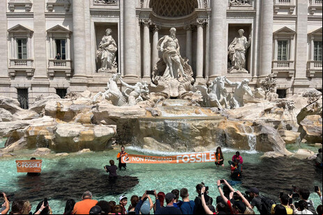 Fontana di Trevi recebeu tinta preta em protesto por ambiente