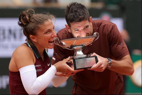Sara Errani e Andrea Vavassori celebram título em Roland Garros