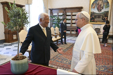 Costa e Leão XIV durante o encontro ocorrido hoje no Palácio Apostólico do Vaticano