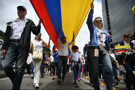 População realiza marcha pela paz em Bogotá um dia após atentado contra Uribe