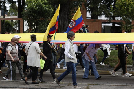 Manifestação pela paz em nome de Uribe aconteceu no domingo em Bogotá
