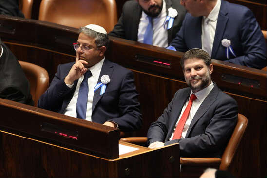 Itamar Ben-Gvir (esquerda) e Bezalel Smotrich (direita) representam ala radical do governo Netanyahu
