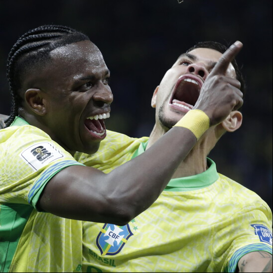 Vini Jr. e Rafinha celebram gol da vitória sobre Paraguai