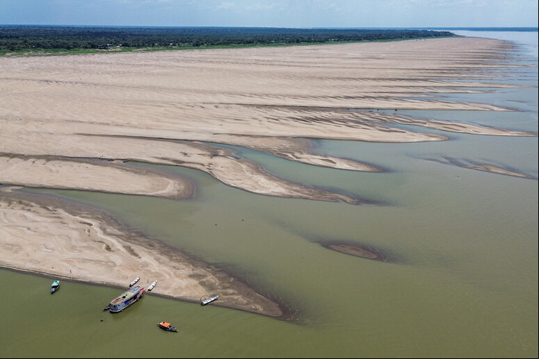 Seca no Rio Solimões em outubro de 2024 © ANSA/EPA