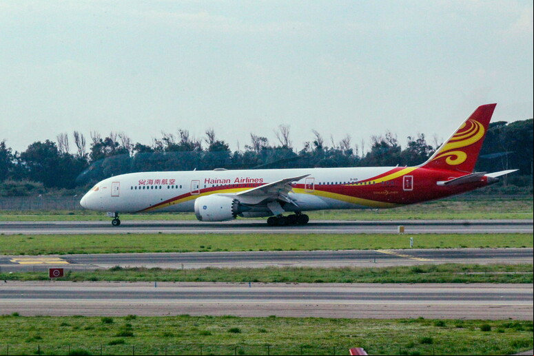 Boeing 787-9 Dreamliner da companhia aérea chinesa Hainan no Aeroportode Roma-Fiumicino, na Itália - TODOS OS DIREITOS RESERVADOS