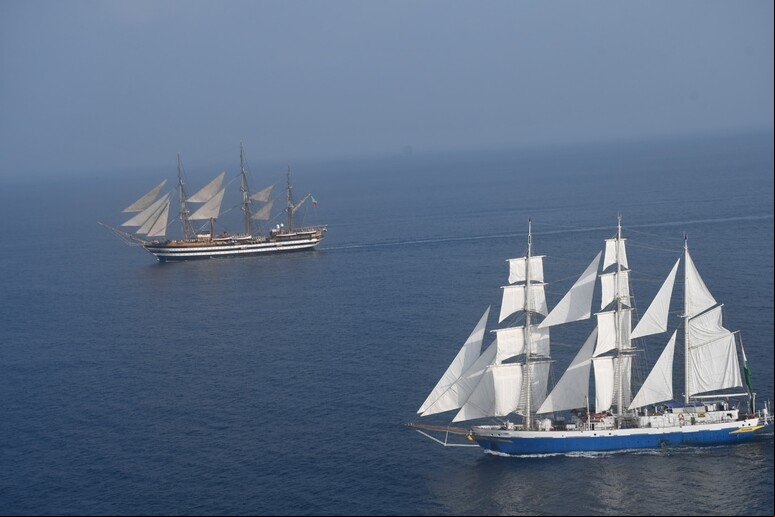 Amerigo Vespucci durante sua agem por Mumbai - TODOS OS DIREITOS RESERVADOS