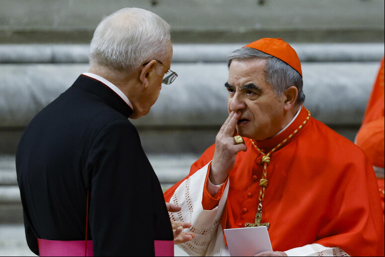 Angelo Becciu (à direita) é pivô de escândalo financeiro no Vaticano - TODOS OS DIREITOS RESERVADOS
