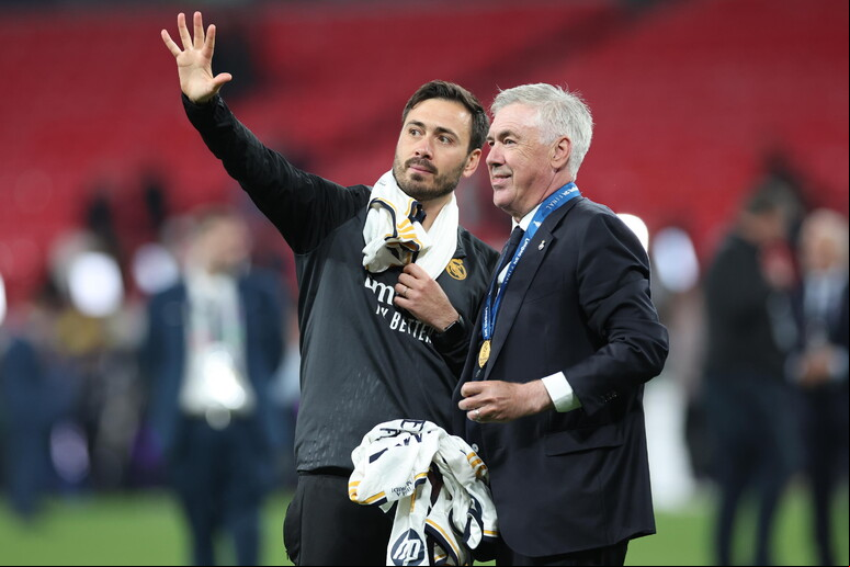Carlo Ancelotti com seu filho Davide, que será um dos auxiliares técnicos da seleção brasileira © ANSA/EPA