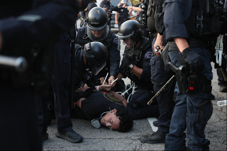 Agentes da Guarda Nacional em ação em Los Angeles © ANSA/EPA